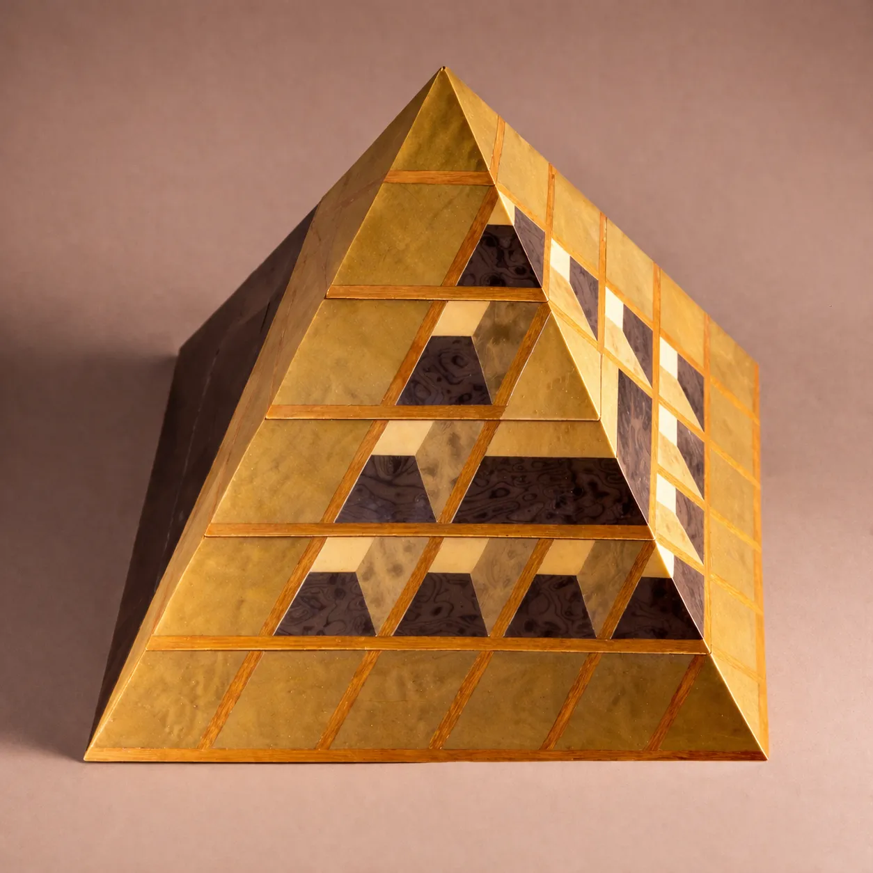 Dettaglio di intarsio contemporaneo della collezione moderna